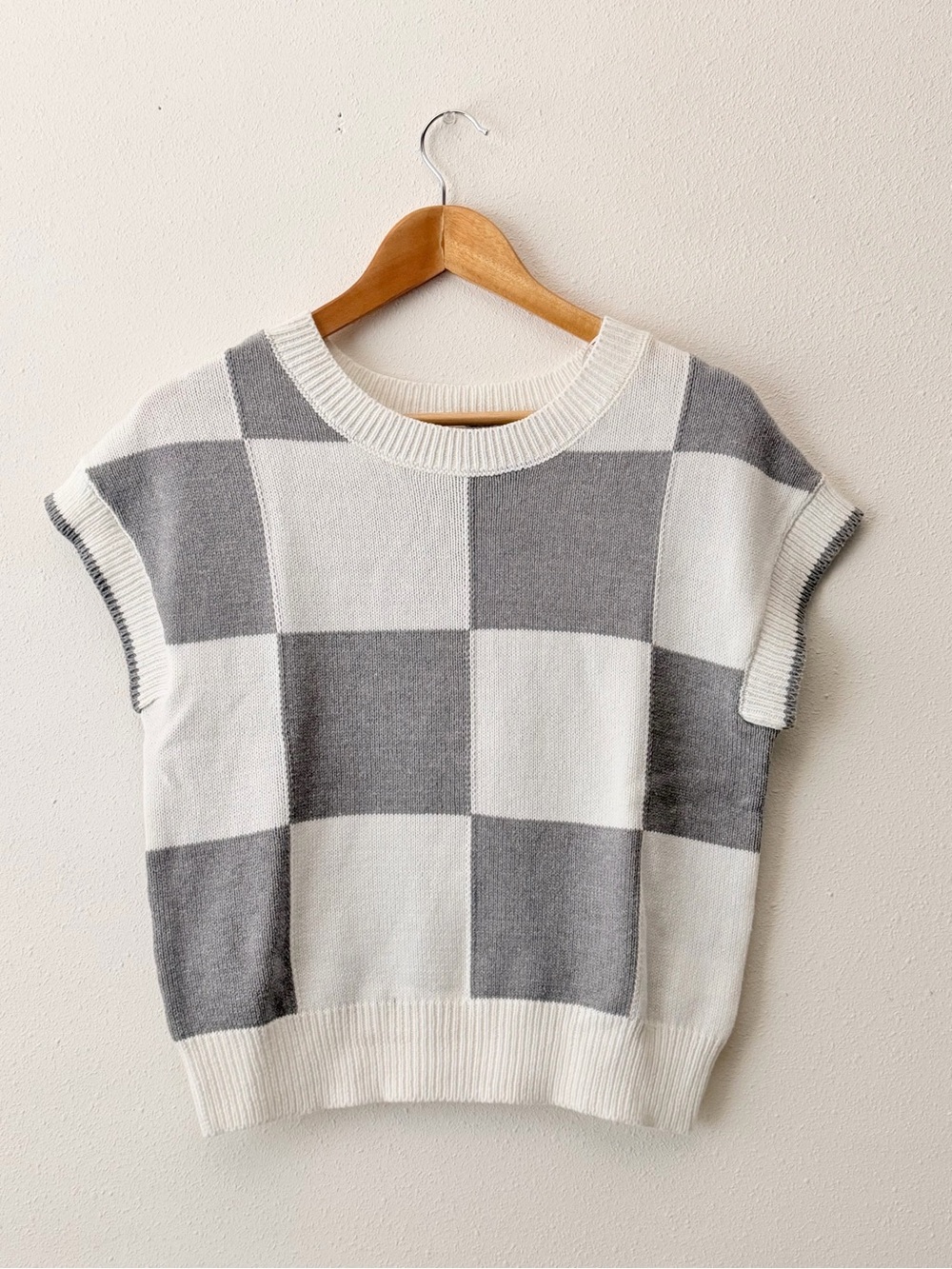 moon & madison White and Gray Checkered Knit Sweater